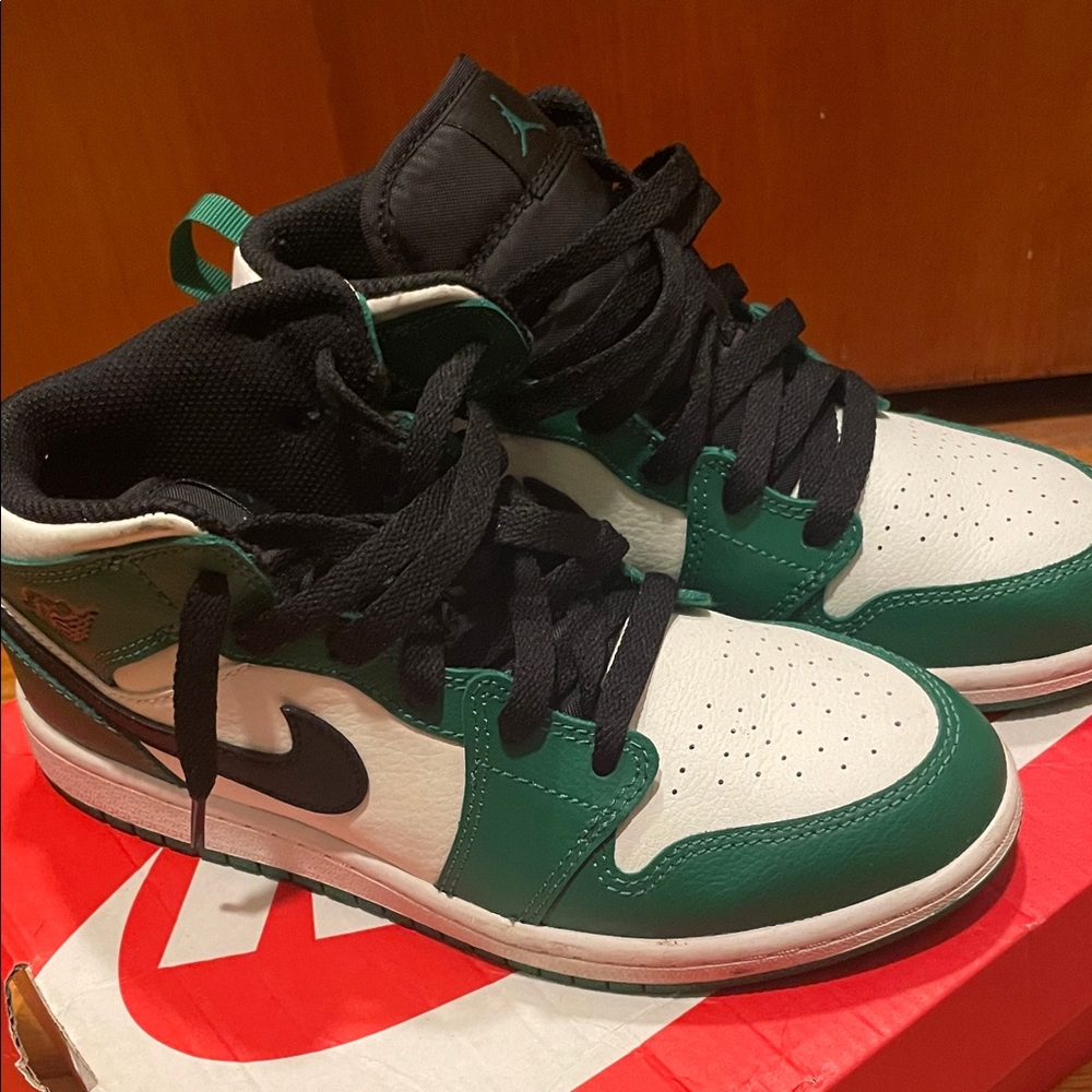 Nike Kids Sneakers in Green and Black